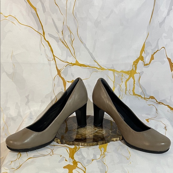 Rockport Women's Taupe Heels - Picture 5 of 14